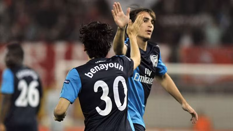 Yossi Benayoun đập tay với Ignasi Miquel sau khi gỡ lại 1 bàn cho Arsenal