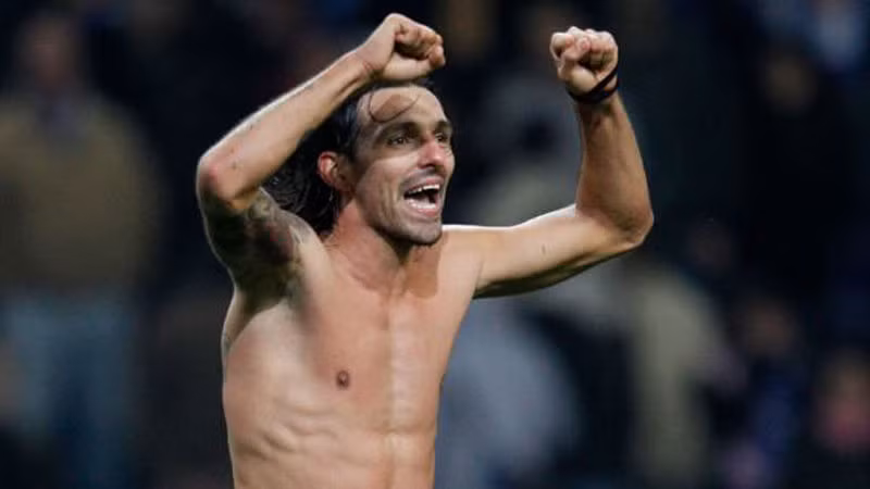 Tiền đạo Denny của Zenit cởi áo ăn mừng sau trận hòa 0-0 trước Porto. Đội bóng nước Nga lọt vào vòng knock-out
