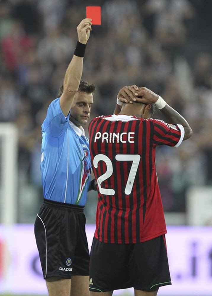 Phút 89, Kevin Prince Boateng khiến tình hình thêm tồi tệ với tấm thẻ đỏ