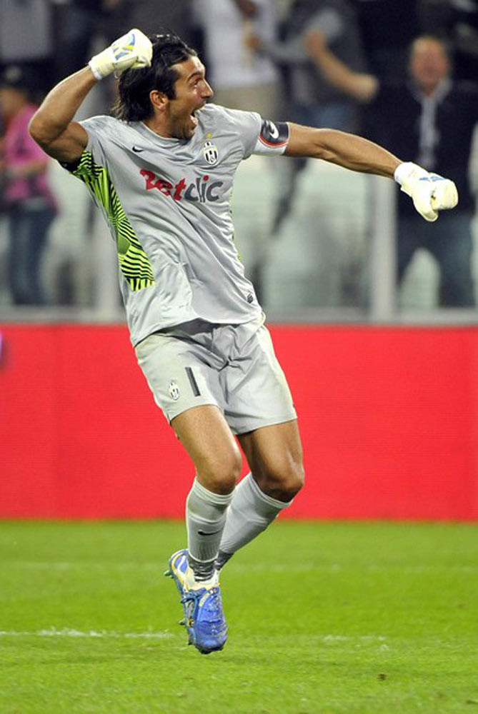 Buffon mừng mừng rỡ rỡ như vô địch Serie A