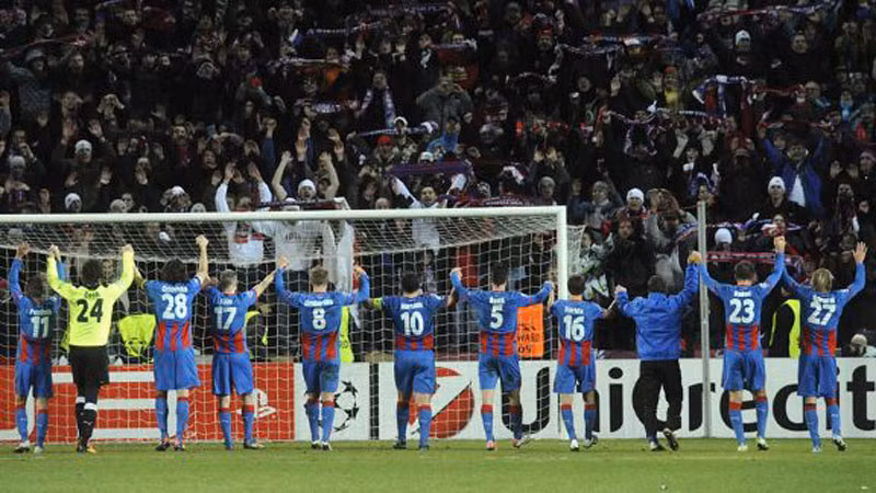 Các cầu thủ Victoria Plzen ăn mừng sau khi cầm hòa được Milan 2-2