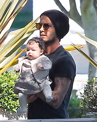 Beckham bế con gái đi làm hộ chiếu