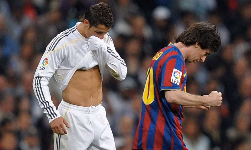 10. Lionel Messi (2007, Barcelona 3-0 Real và 2011, Barca 2-0 Real): Messi với cú hat-trick không thể nào quên đã chính thức trở thành ngôi sao mới của sân Nou Camp sau Ronaldinho. 4 năm sau, cú đúp của anh không chỉ giúp Barca đi tiếp ở Champions League mà còn làm lu mờ hoàn toàn Cristiano Ronaldo