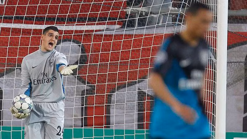 Vito Mannone, vào thay Fabianski vì chấn thương, bực tức sau bàn thắng của David Fuster