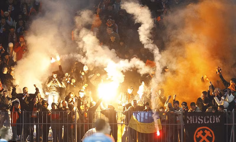 CĐV của Shakhtar Donetsk ném pháo sáng trong trận thua 0-1 của họ trên sân của Zenit St.Petersburg tại vòng bảng Champions League