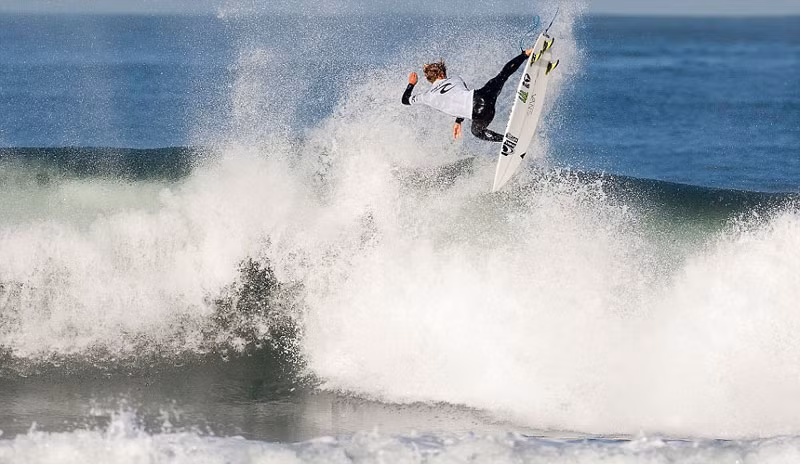 VĐV lướt sóng John John Florence tranh tài ở giải lướt sóng hàng năm tại San Francisco
