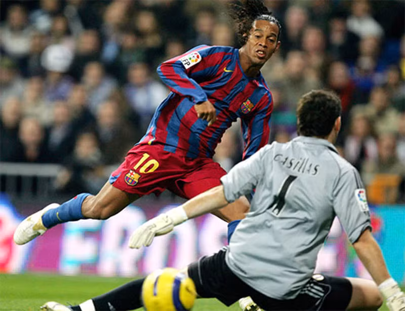 7. Ronaldinho (11/2005, Real 3-0 Barca ): Trước hơn 500 triệu khán giả truyền hình trên toàn thế giới, Ronaldinho đã lập một hat-trick giúp Barca thắng hết sức thuyết phục tại Bernabeu.