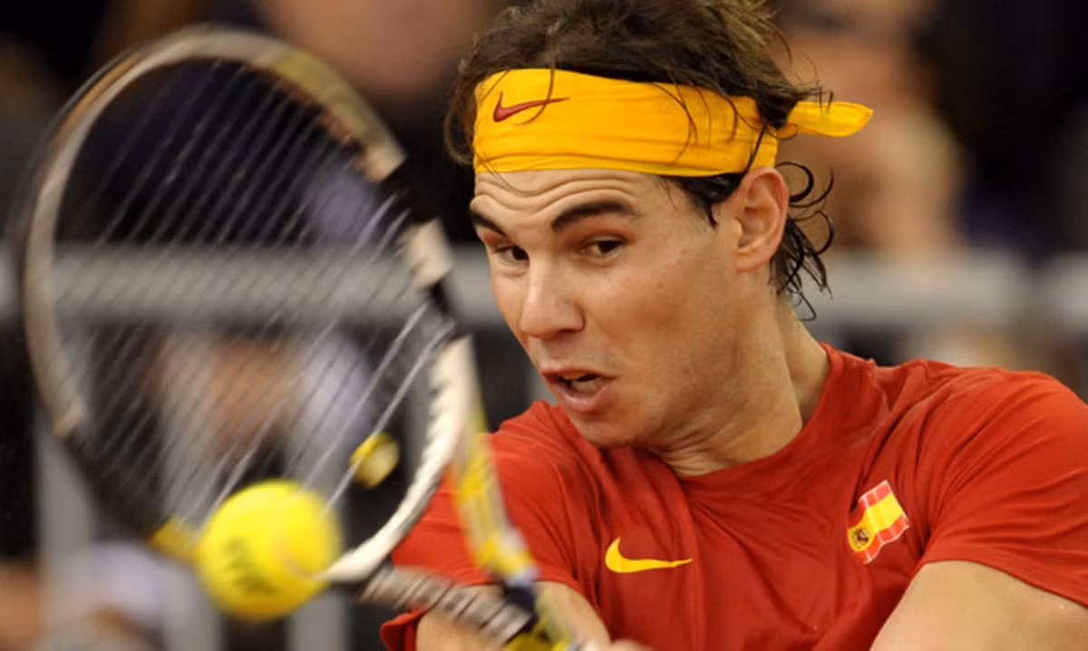 Rafael Nadal đánh trả bóng cho Juan Monaco (Argentina) trong trận đầu tiên ở chung kết Davis Cup tại Sevilla
