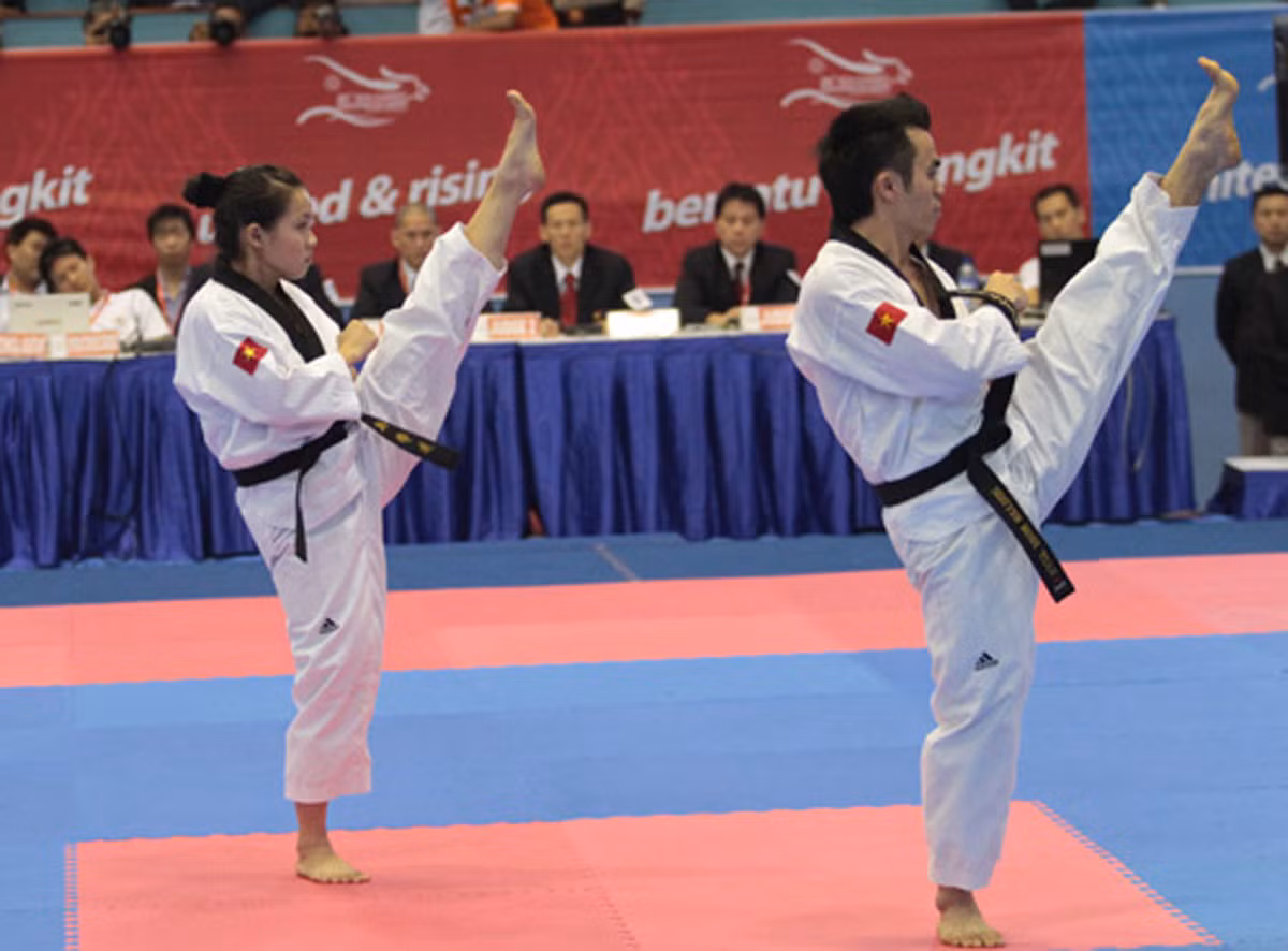 Đình Toàn và Minh Tú mang về tấm HCV đầu tiên cho Đoàn thể thao VN tại SEA Games 26 ở môn Taekwondo nội dung quyền biểu diễn đôi nam nữ.