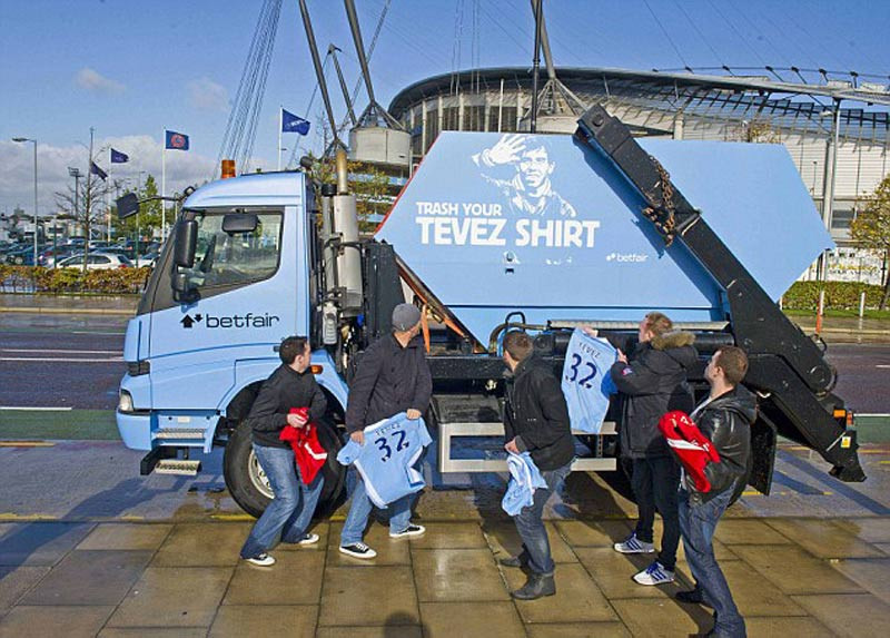 Mục đích của chiếc xe là làm nơi chứa những chiếc áo của Tevez bị vứt đi