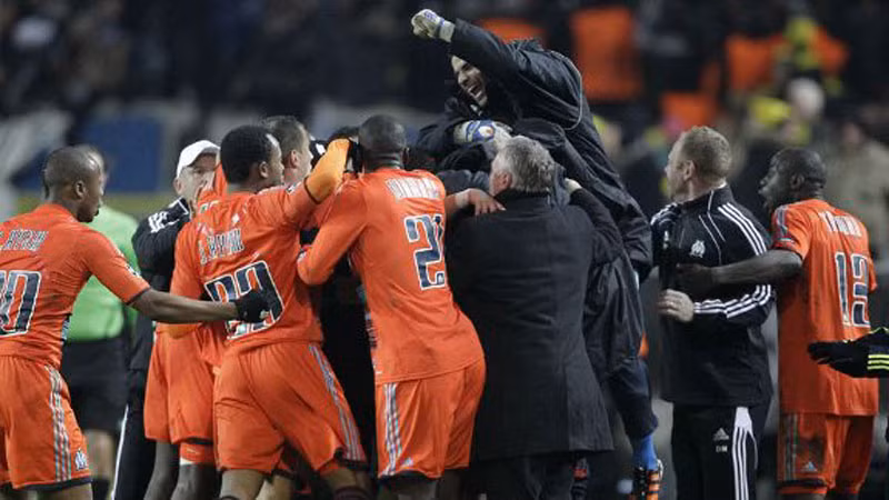 Marseille hoàn tất màn lội ngược dòng ngoạn mục với chiến thắng 3-2 tại Signal Iduna Park để chính thức vào vòng knock-out
