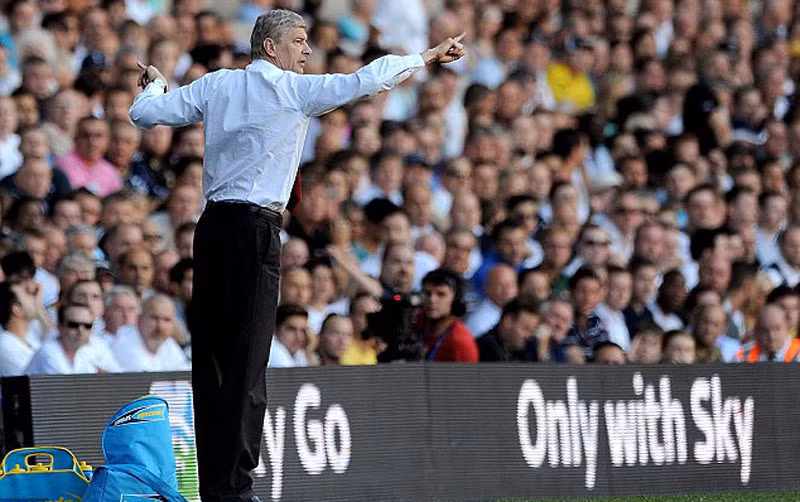 Wenger phải ra tận nơi mà chỉ đạo