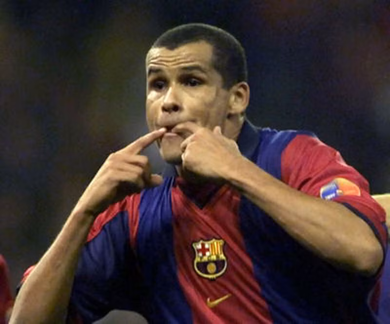 4. Rivaldo (9/2001, Real - Barca 2-2): Hai lần Real dẫn trước và hai lần Barca gỡ hòa đều nhờ công của Rivaldo, với bàn thắng thứ hai là một lỗi việt vị rõ ràng.