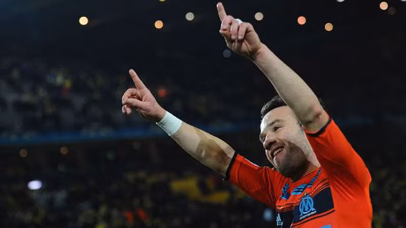Mathieu Valbuena mừng rỡ vì bàn thắng quyết định của anh giúp đội bóng đất Cảng nước Pháp tiếp tục hành trình ở Champions League