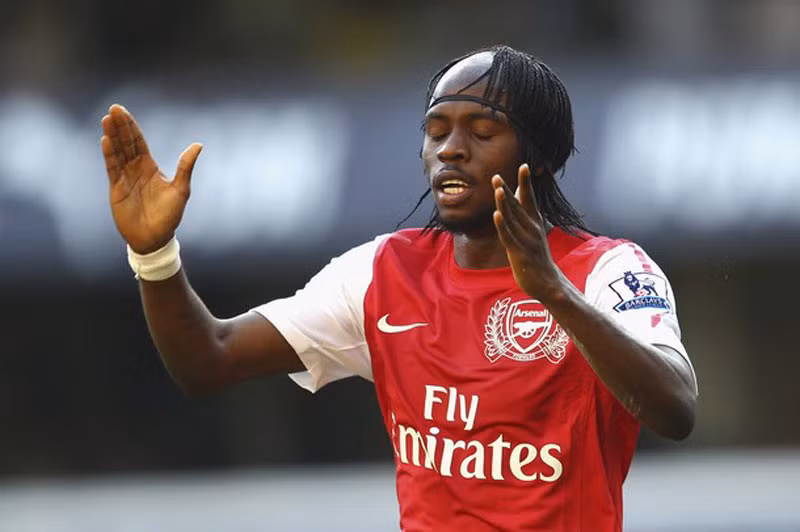 Gervinho bỏ phí một pha bóng đầu hiệp 2