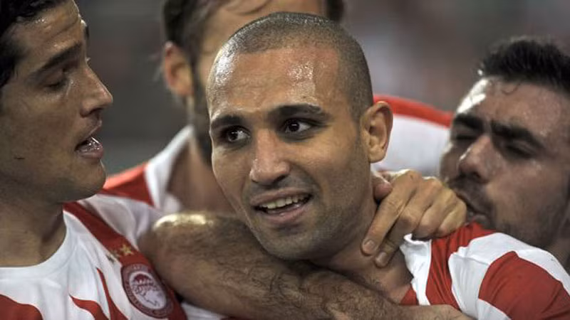 Rafik Djebbour ăn mừng sau khi mở tỷ số cho Olympiakos trước Arsenal