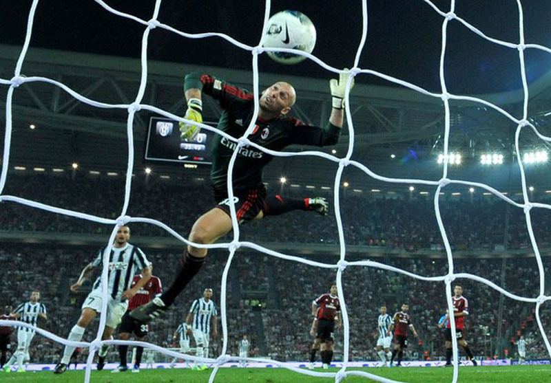 Abbiati cố gắng lao về khung thành đẩy cú đá của Vucinic...