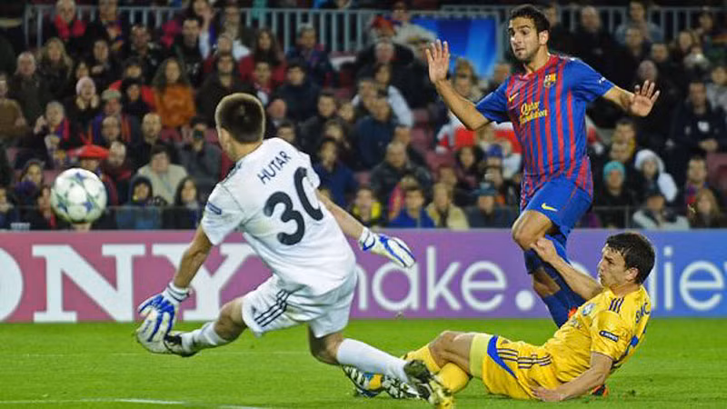 Martin Montoya nã bàn thứ hai cho Barca, đóng góp vào chiến thắng chung cuộc 4-0