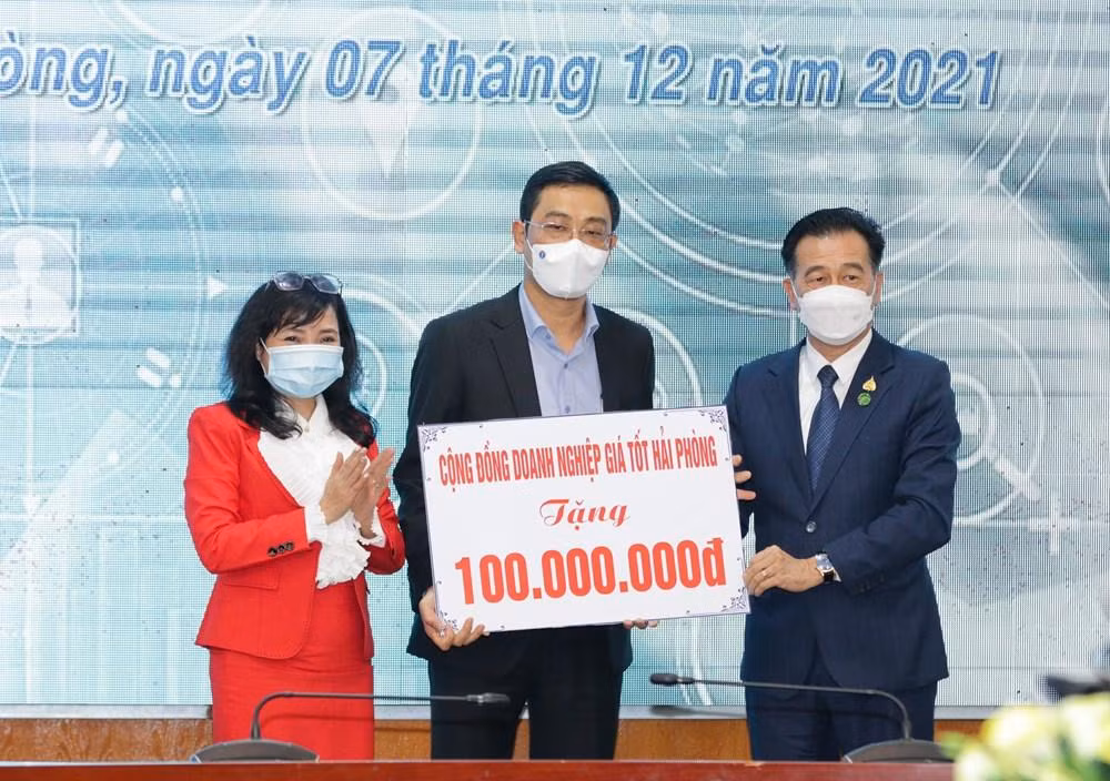 Đại diện các tổ chức, đơn vị trên địa bàn thành phố đã trao tặng hơn 1,2 tỷ đồng để hỗ trợ cho những học sinh, sinh viên có hoàn cảnh khó khăn (Ảnh: CTTĐT) Đại diện các tổ chức, đơn vị trên địa bàn thành phố đã trao tặng hơn 1,2 tỷ đồng để hỗ trợ cho những học sinh, sinh viên có hoàn cảnh khó khăn (Ảnh: CTTĐT)