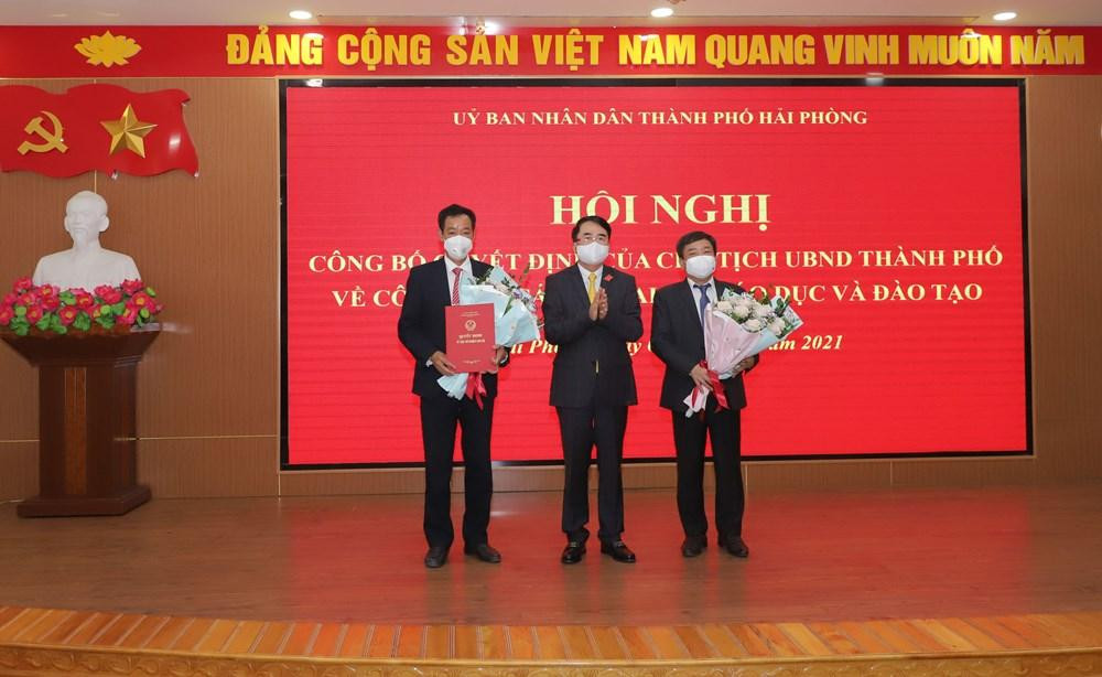 Phó Chủ tịch Uỷ ban nhân dân thành phố trao Quyết định bổ nhiệm và tặng hoa chúc mừng ông Phạm Quốc Hiệu và ông Vũ Văn Trà (Ảnh: CTTĐT)
