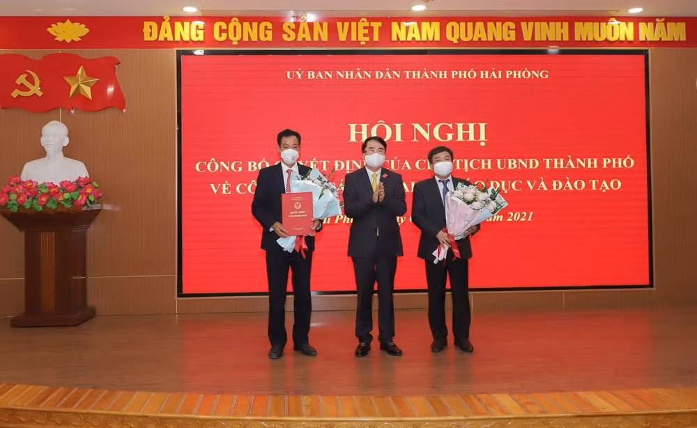 Phó Chủ tịch Uỷ ban nhân dân thành phố trao Quyết định bổ nhiệm và tặng hoa chúc mừng ông Phạm Quốc Hiệu và ông Vũ Văn Trà (Ảnh: CTTĐT)