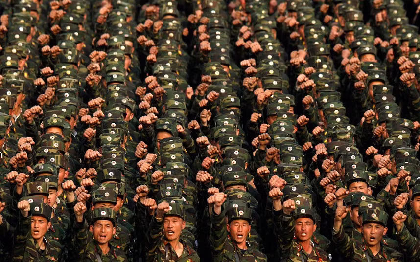 Hàng ngàn binh sĩ Triều Tiên đã tập trung tại Quảng trường Kim II-Sung, hô to các khẩu hiệu doạ "tiêu diệt" Tổng thống Hàn Quốc sau khi ông có những lời lẽ chỉ trích vụ phóng tên lửa vừa qua của nước này.