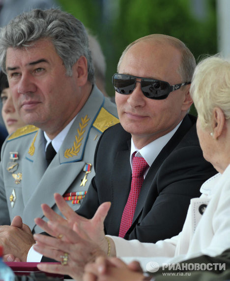 Tháng 8/2012, Tổng thống Putin tham dự chương trình khai mạc một cuộc triển lãm hàng không quốc tế tại lễ kỷ niệm lần thứ 100 của Không quân Nga ở thị trấn Zhukovsky gần Moscow. Tháng 8/2012, Tổng thống Putin tham dự chương trình khai mạc một cuộc triển lãm hàng không quốc tế tại lễ kỷ niệm lần thứ 100 của Không quân Nga ở thị trấn Zhukovsky gần Moscow.