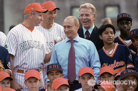 Tháng 9/2003, ông Putin theo dõi trận đấu bóng chày giữa hai đội Nga và Mỹ tại Đại học Columbia ở thành phố New York. Tháng 9/2003, ông Putin theo dõi trận đấu bóng chày giữa hai đội Nga và Mỹ tại Đại học Columbia ở thành phố New York.