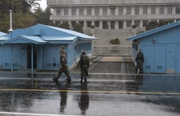 Các binh sĩ Hàn Quốc đứng gác ở phía nam làng đình chiến Panmunjom.