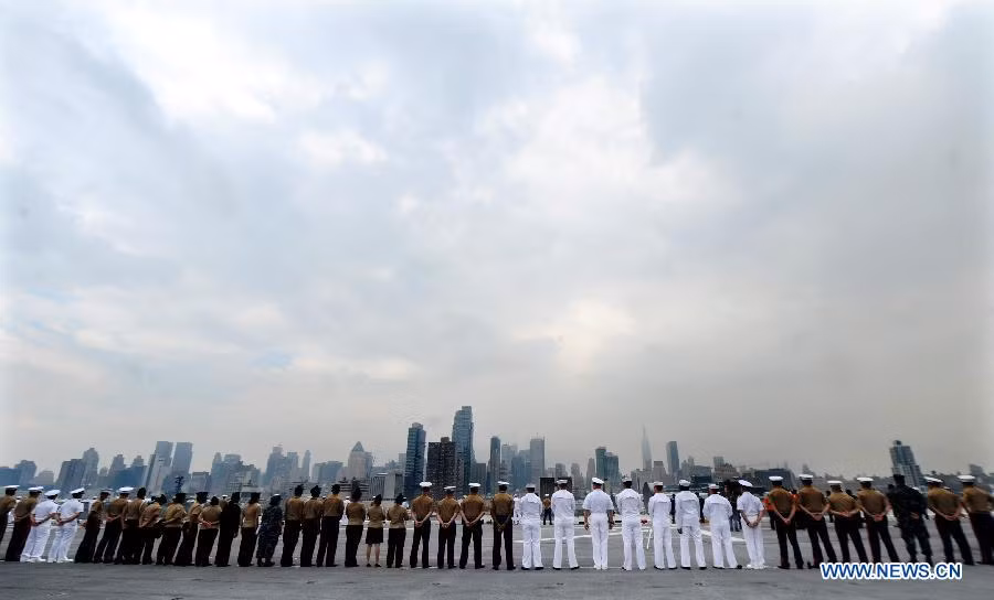 Các lính Mỹ đứng trên tàu đổ bộ sân bay USS Wasp (LHD 1).