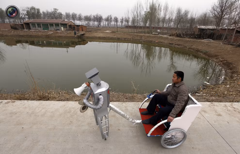 Ngô Ngọc Lộc và một con robot đặc biệt của mình. Ông đã chế tạo ra 47 con robot có thể sơn, mát-xa và giúp nấu ăn,...