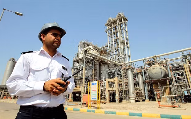 Iran đã buộc phải đưa ra hành động khẩn cấp để bảo vệ kho cảng dầu chính của mình. Iran đã buộc phải đưa ra hành động khẩn cấp để bảo vệ kho cảng dầu chính của mình.