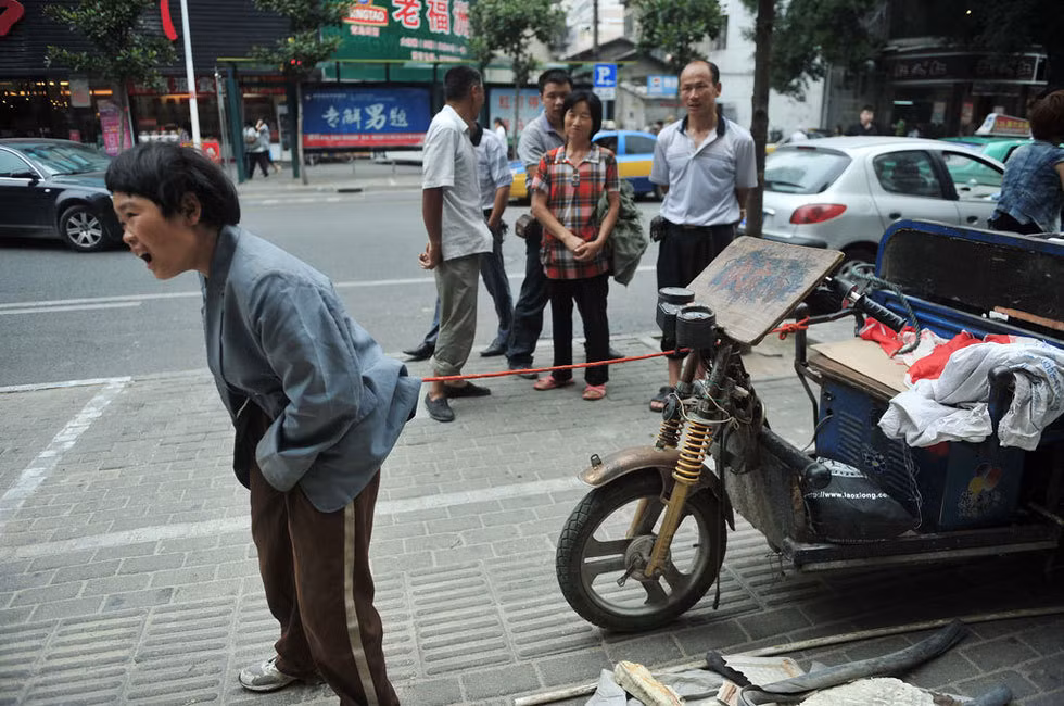Từ năm 6 tuổi, Jiang Manqi đã tới Phúc Châu cùng với ông nội mình và kiếm sống bằng nghề thu gom rác thải. Cảnh tượng này đã khiến nhiều người qua đường phải ngỡ ngàng. Nhưng đó là cách duy nhất mà ông nội cô bé có thể làm để đảm bảo an toàn cho cháu.