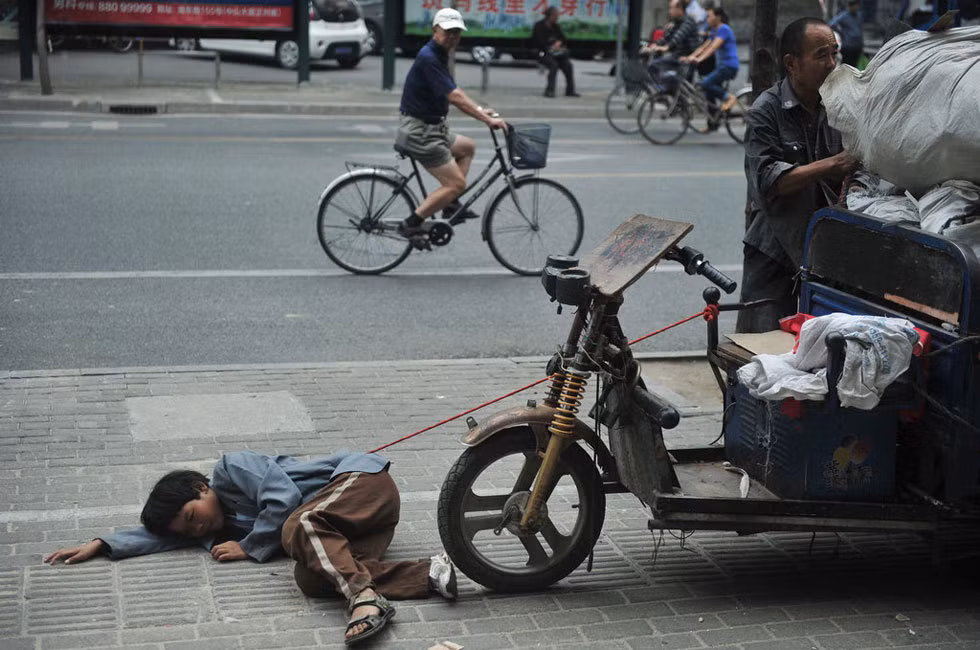 Có những lúc, cô bé Jiang Manqi ngủ thiếp đi trên đường.