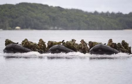 GSDF và lực lượng lính thủy đánh bộ Mỹ tiến vào hòn đảo từ những tàu nhỏ. GSDF và lực lượng lính thủy đánh bộ Mỹ tiến vào hòn đảo từ những tàu nhỏ.