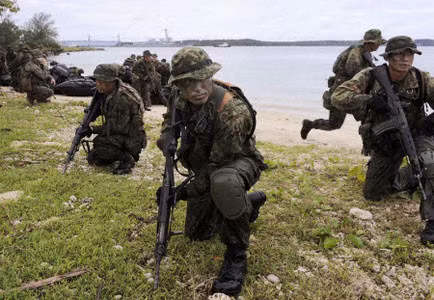 Các binh sĩ GSDF được trang bị súng trường sẽ tiến hành "chiếm lại" đảo. Các binh sĩ GSDF được trang bị súng trường sẽ tiến hành "chiếm lại" đảo.