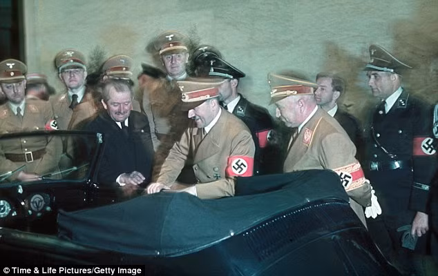 Porsche và Hitler vui mừng khôn xiết và tự hào về chiếc xe.