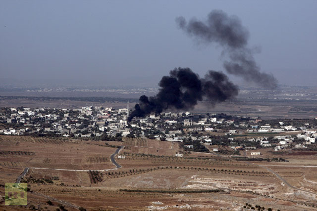 Nhìn từ làng Buqaata trên cao nguyên Golan có thể thấy khói đen bay lên từ làng Jebata al-Khashab của Syria.