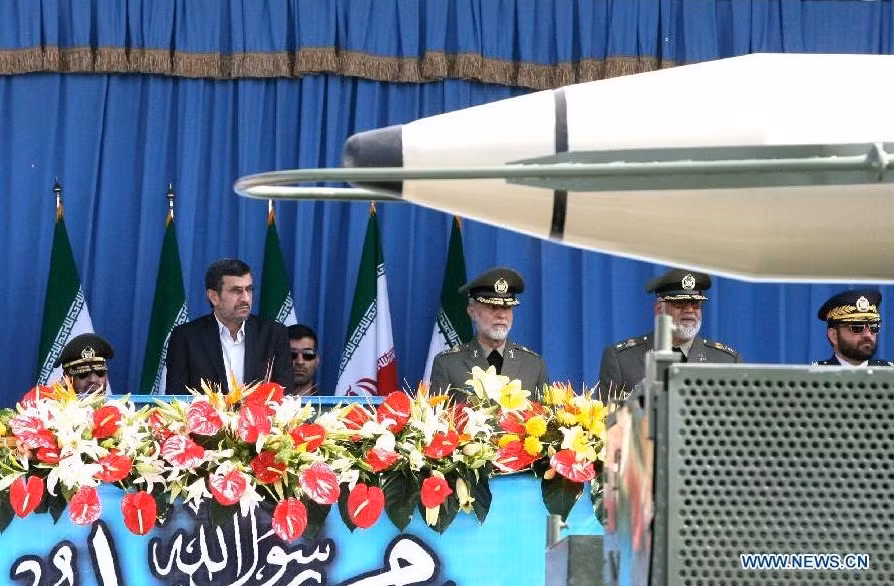 Tổng thống Iran Mahmoud Ahmadinejad cùng các quan chức cấp cao quan sát buổi diễu bình.