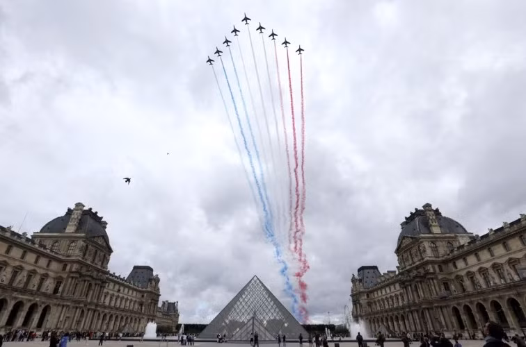 9 chiếc máy bay của phi đôi Patrouille de France.