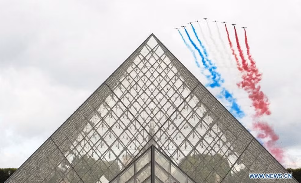 Phi đội Patrouille de France nhả khói rực rỡ trên bầu trời Paris.