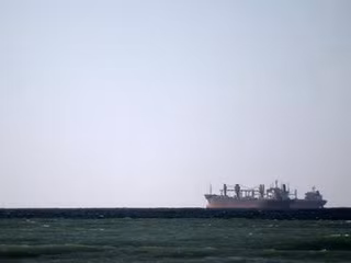 Một tàu chở dầu đi qua eo biển Hormuz. Ảnh: AFP.