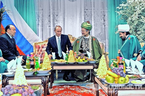 Tháng 1/2003, Tổng thống Nga Vladimir Putin gặp gỡ Giáo trưởng Hồi giáo Nga Talgat Tadzhuddin (ở giữa, bên phải). Tháng 1/2003, Tổng thống Nga Vladimir Putin gặp gỡ Giáo trưởng Hồi giáo Nga Talgat Tadzhuddin (ở giữa, bên phải).