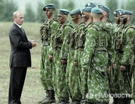 Tháng 8/2002, Tổng thống Putin gặp gỡ các thành viên của một đội tuần tra trinh sát thuộc lực lượng không quân Nga ở thành phố Chita. Tháng 8/2002, Tổng thống Putin gặp gỡ các thành viên của một đội tuần tra trinh sát thuộc lực lượng không quân Nga ở thành phố Chita.