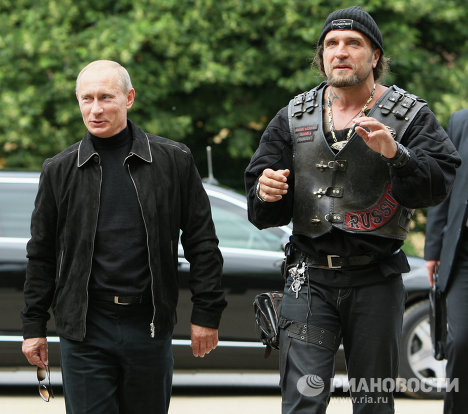 Tháng 7/2009, Thủ tướng Nga Vladimir Putin thăm câu lạc bộ xe đạp Nga - Night Wolves và nói chuyện với Chủ tịch của câu lạc bộ Alexander Zaldostanov. Tháng 7/2009, Thủ tướng Nga Vladimir Putin thăm câu lạc bộ xe đạp Nga - Night Wolves và nói chuyện với Chủ tịch của câu lạc bộ Alexander Zaldostanov.
