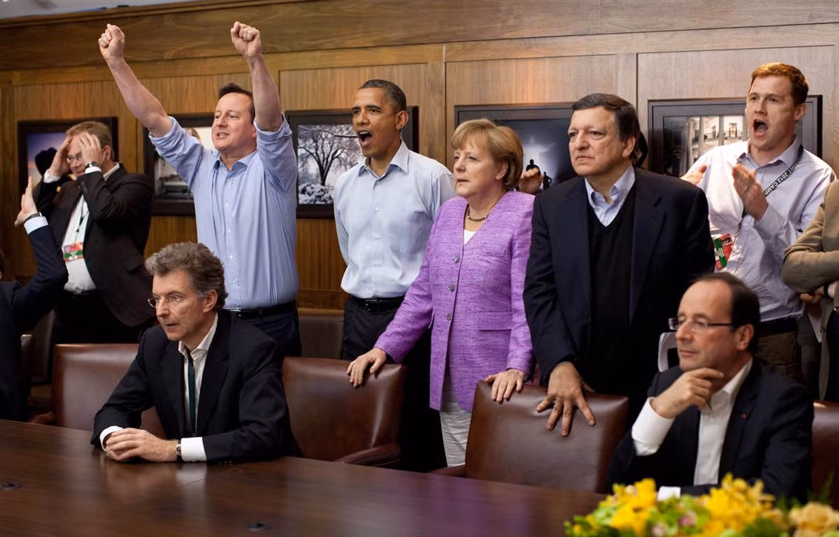 Thủ tướng Anh David Cameron, Tổng thống Mỹ Barack Obama, Thủ tướng Đức Merkel, Chủ tịch Ủy ban châu Âu Jose Manuel Barroso và các quan chức khác xem trận chung kết Champions League giữa 2 đội Bayern Munich (Đức) và Chelsea (Anh) khi đang tham dự Hội nghị thượng đỉnh G8 tại trại David, Maryland.