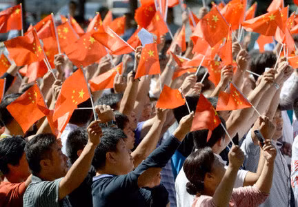 Một biển người cầm cờ Trung Quốc phản đối bên ngoài Đại sứ quán Nhật Bản tại Bắc Kinh.