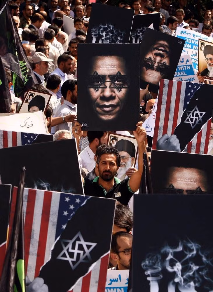 Lãnh tụ tối cao của Iran - Ayatollah Ali Khamenei đã kêu gọi Mỹ trừng phạt nhà sản xuất của bộ phim bị cho là chống Hồi giáo. Hàng ngàn người đã biểu tình ở Tehran, Iran. Lãnh tụ tối cao của Iran - Ayatollah Ali Khamenei đã kêu gọi Mỹ trừng phạt nhà sản xuất của bộ phim bị cho là chống Hồi giáo. Hàng ngàn người đã biểu tình ở Tehran, Iran.