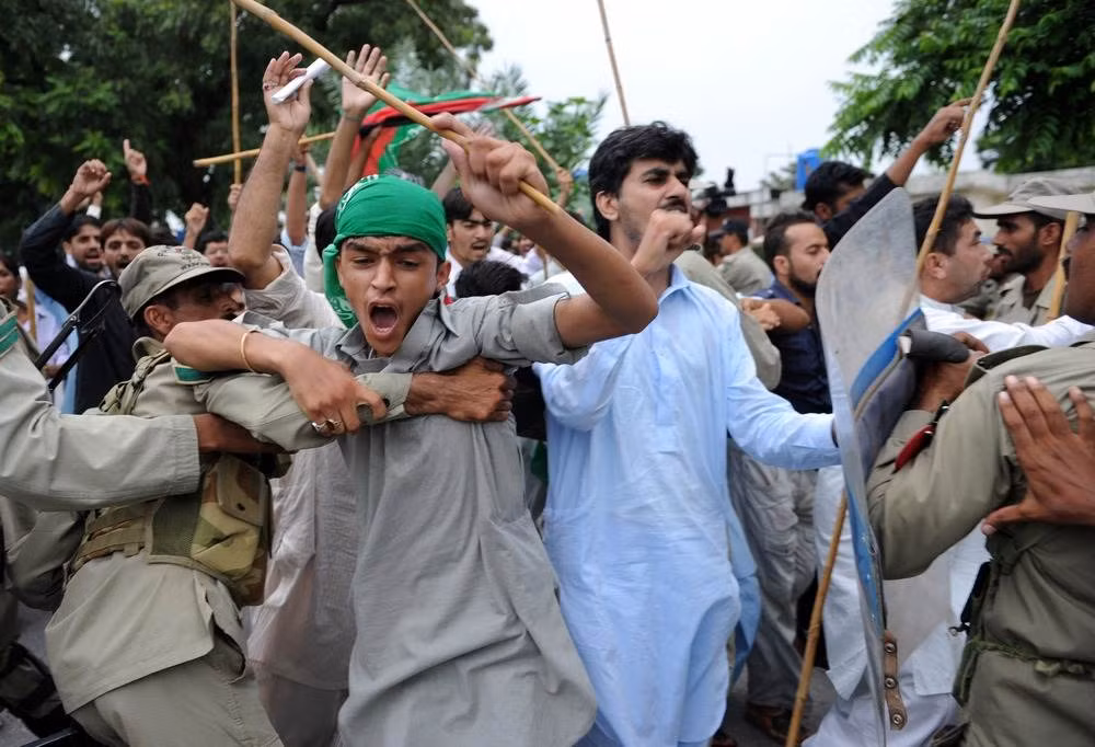 Tại thủ đô Islamabad, Pakistan, các binh sĩ ngăn cản người biểu tình Hồi giáo hô những câu chống Mỹ khi họ cố gắng đến gần Đại sứ quán Mỹ. Hàng trăm người Hồi giáo Pakistan đã tổ chức các cuộc biểu tình phản đối bộ phim bị cho là chống Hồi giáo, kêu gọi chính phủ trục xuất Đại sứ Mỹ và các nhà ngoại giao Mỹ khác ra khỏi Pakistan. Tại thủ đô Islamabad, Pakistan, các binh sĩ ngăn cản người biểu tình Hồi giáo hô những câu chống Mỹ khi họ cố gắng đến gần Đại sứ quán Mỹ. Hàng trăm người Hồi giáo Pakistan đã tổ chức các cuộc biểu tình phản đối bộ phim bị cho là chống Hồi giáo, kêu gọi chính phủ trục xuất Đại sứ Mỹ và các nhà ngoại giao Mỹ khác ra khỏi Pakistan.