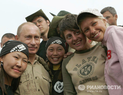 Tháng 8/2007, ông Putin gặp gỡ các thành viên của một đoàn thám hiểm đang tiến hành công việc khai quật tại pháo đài Por-Bazhyn. Tháng 8/2007, ông Putin gặp gỡ các thành viên của một đoàn thám hiểm đang tiến hành công việc khai quật tại pháo đài Por-Bazhyn.